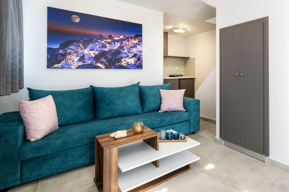 Honeymoon Suite, Beach View | Private kitchen | Fridge, stovetop, electric kettle, cookware/dishes/utensils