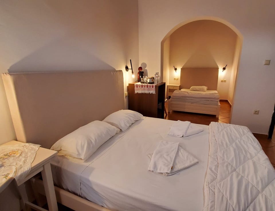 Triple Room with Balcony | Hypo-allergenic bedding, Select Comfort beds, desk, soundproofing