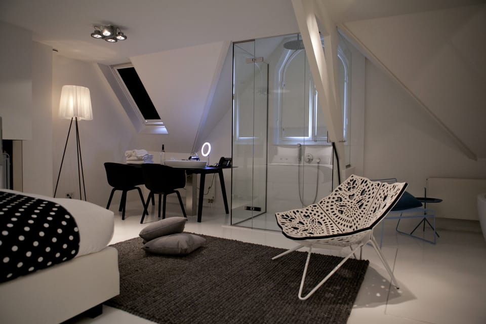 Suite XL Landmark Loft | Egyptian cotton sheets, hypo-allergenic bedding available