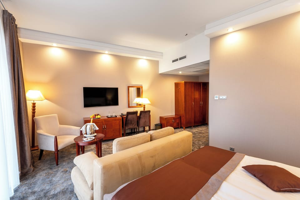 Deluxe Double Room | Hypo-allergenic bedding, down comforters, minibar, in-room safe