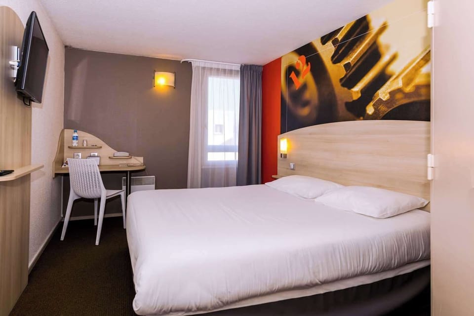 Desk, rollaway beds, free WiFi, bed sheets