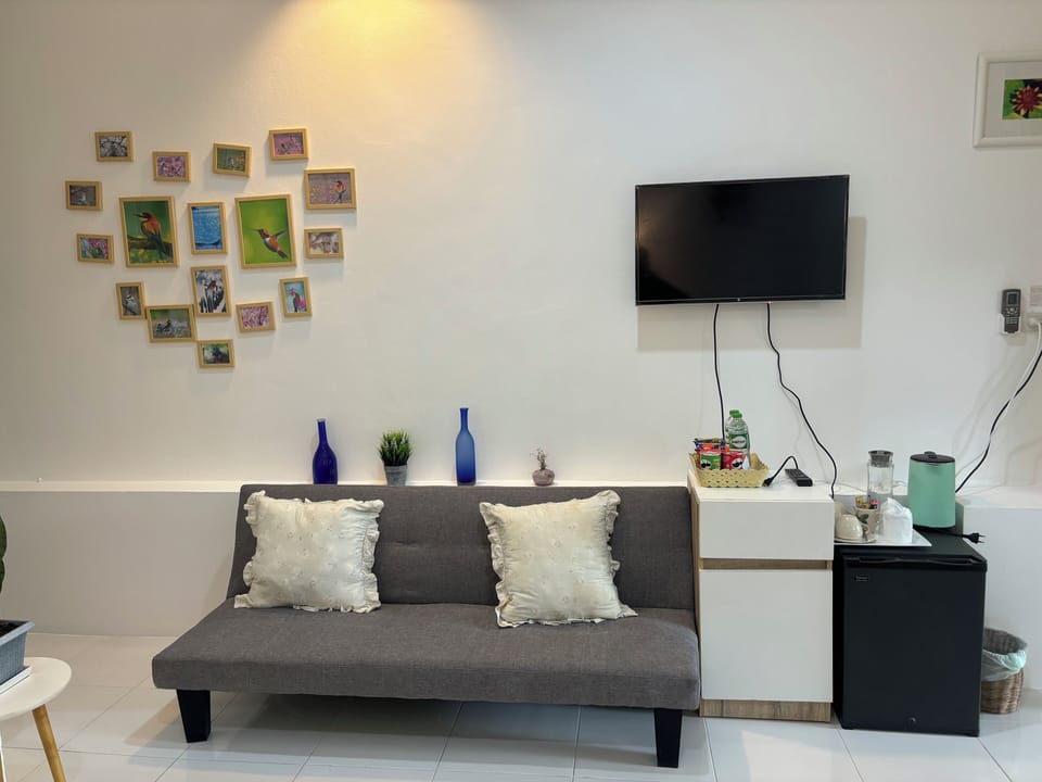 Superior Twin Room | Living area | 14-inch TV with satellite channels