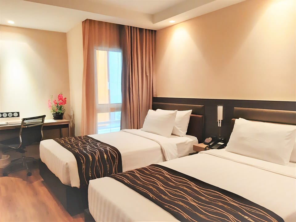 Executive Room | In-room safe, individually decorated, desk, blackout drapes