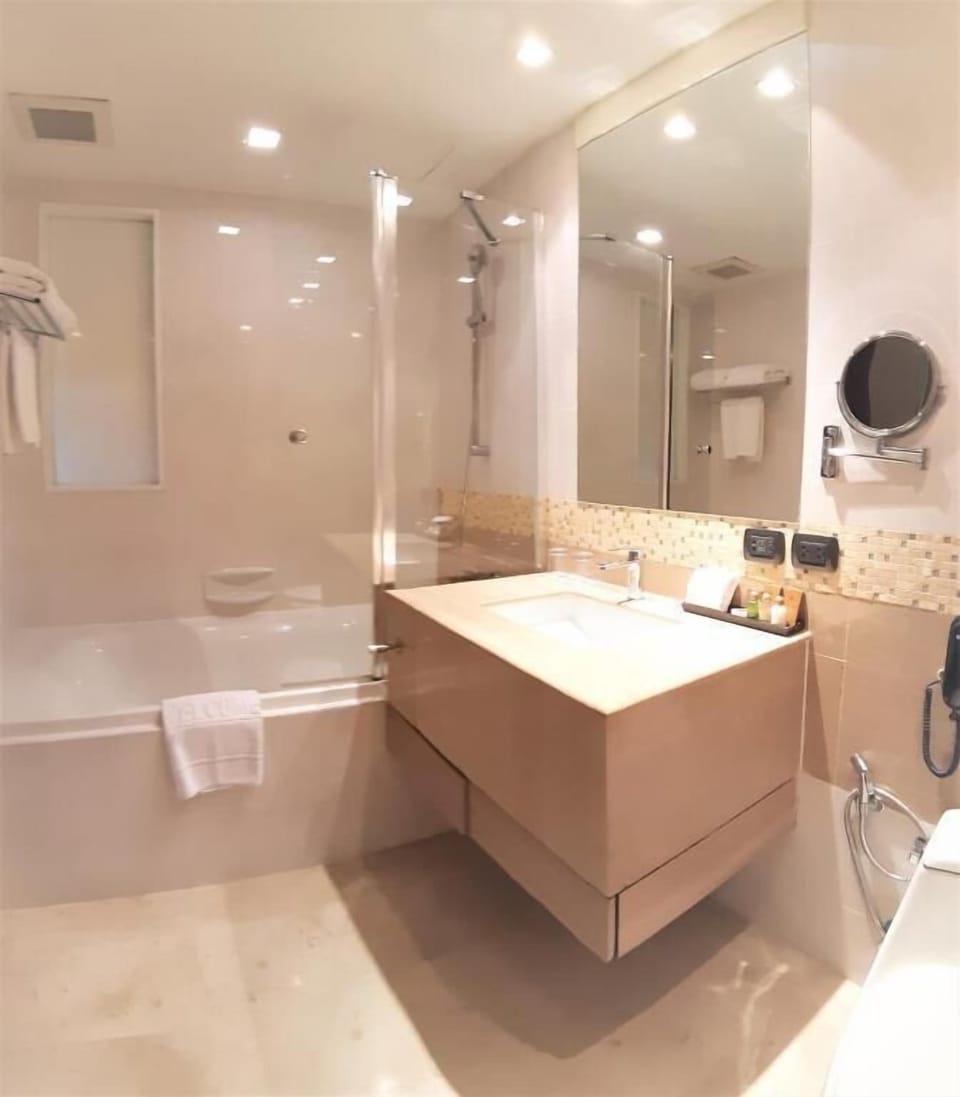 Combined shower/tub, free toiletries, hair dryer, slippers