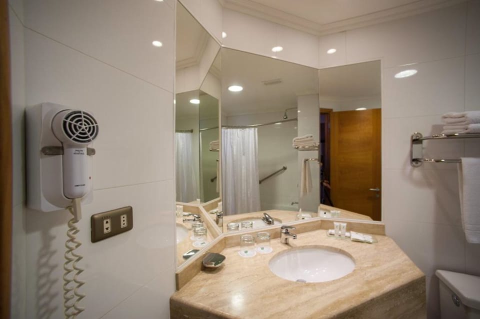 Standard Double Room | Bathroom | Combined shower/tub, rainfall showerhead, free toiletries, hair dryer