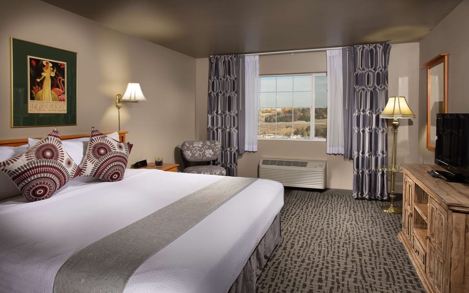 Room, 1 King Bed, City View (Coast King with City View) | In-room safe, desk, blackout drapes, iron/ironing board