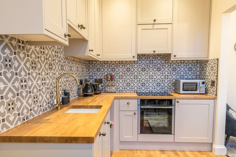 Apartment | Private kitchen | Fridge, microwave, oven, stovetop