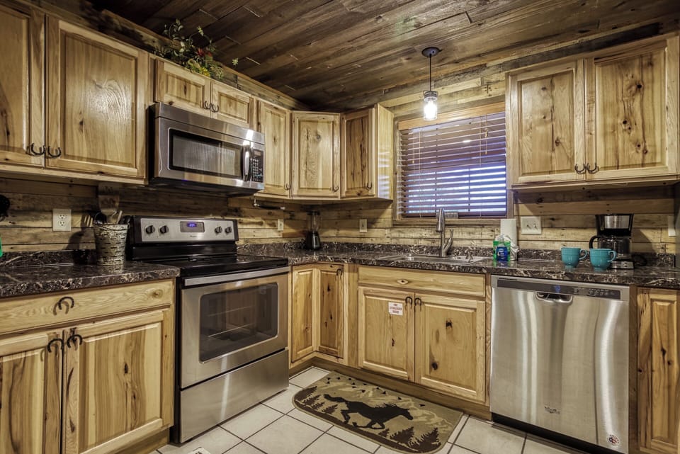 Smoky Mountain Cabin "Country Charm" - Fully furnished kitchen with stainless steel appliances