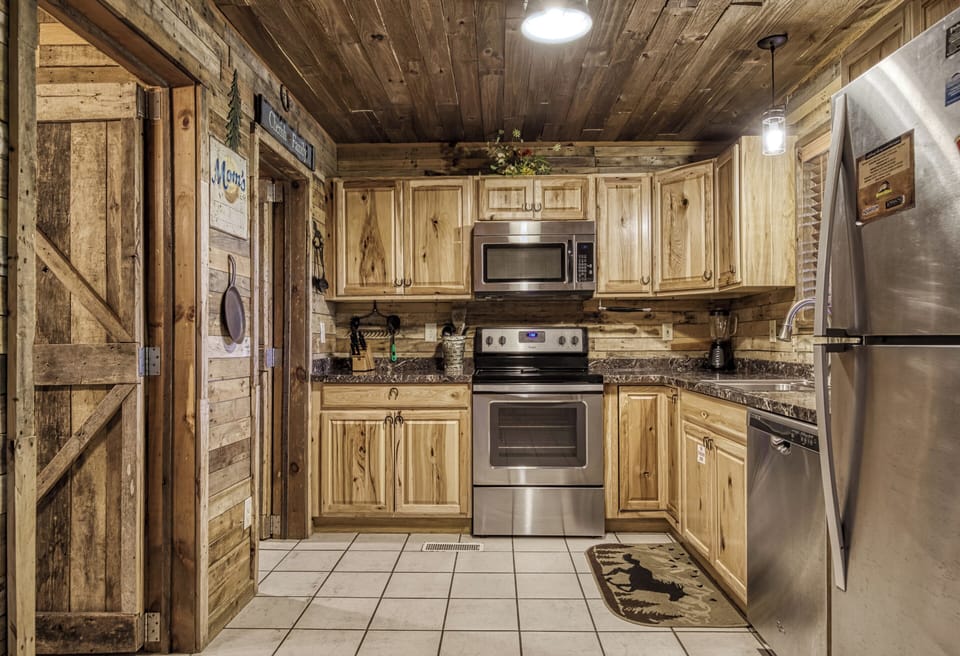 Cabin in the Smokies "Country Charm" - Fully furnished kitchen with granite countertops