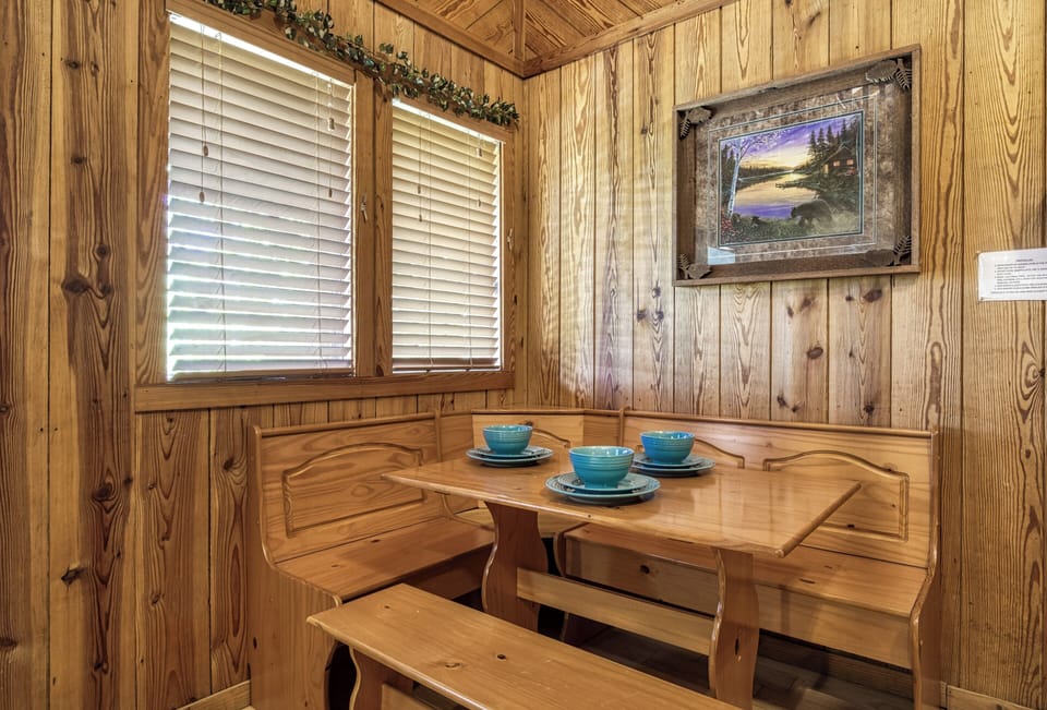 Cabin in Pigeon Forge "Country Charm" - Dining table