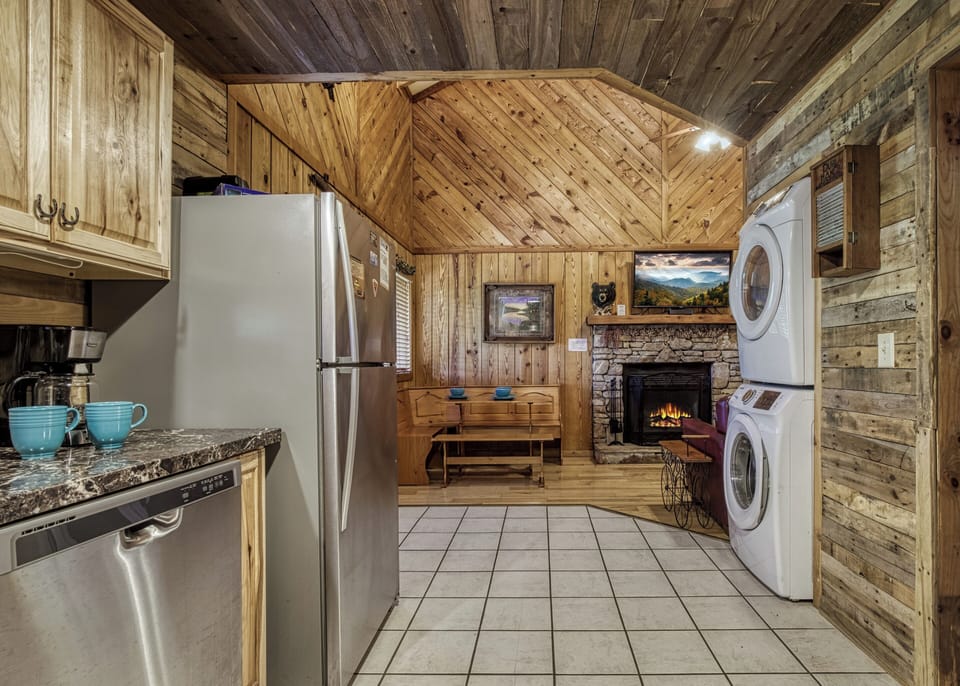 Cabin in Pigeon Forge "Country Charm" - Fully furnished kitchen and dining area