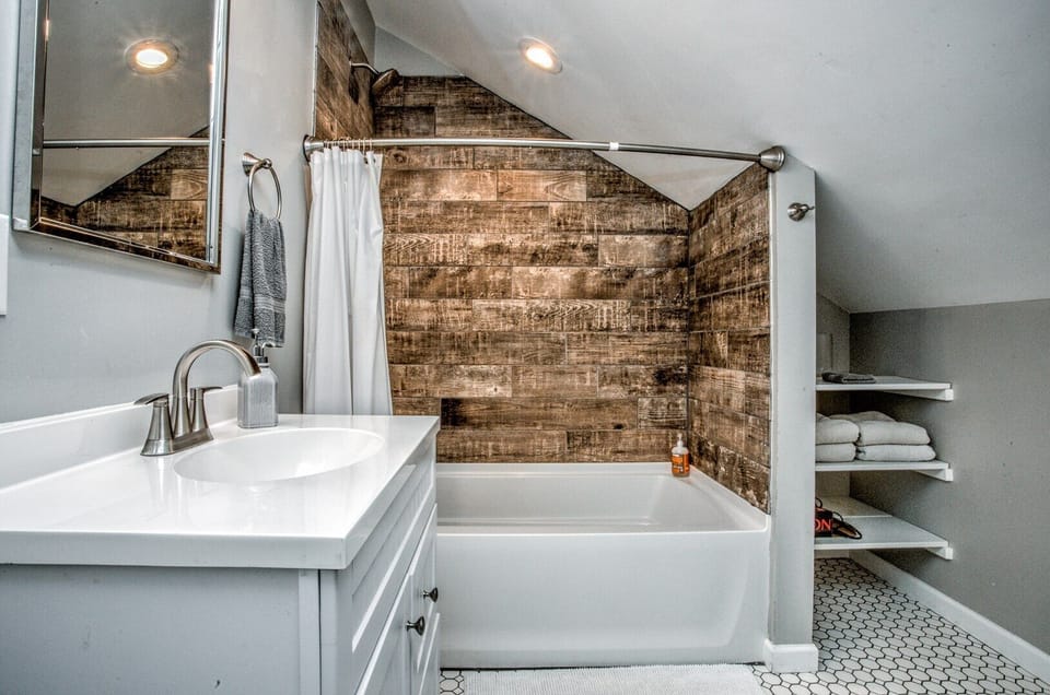 Bathroom | Shower/Tub Combo