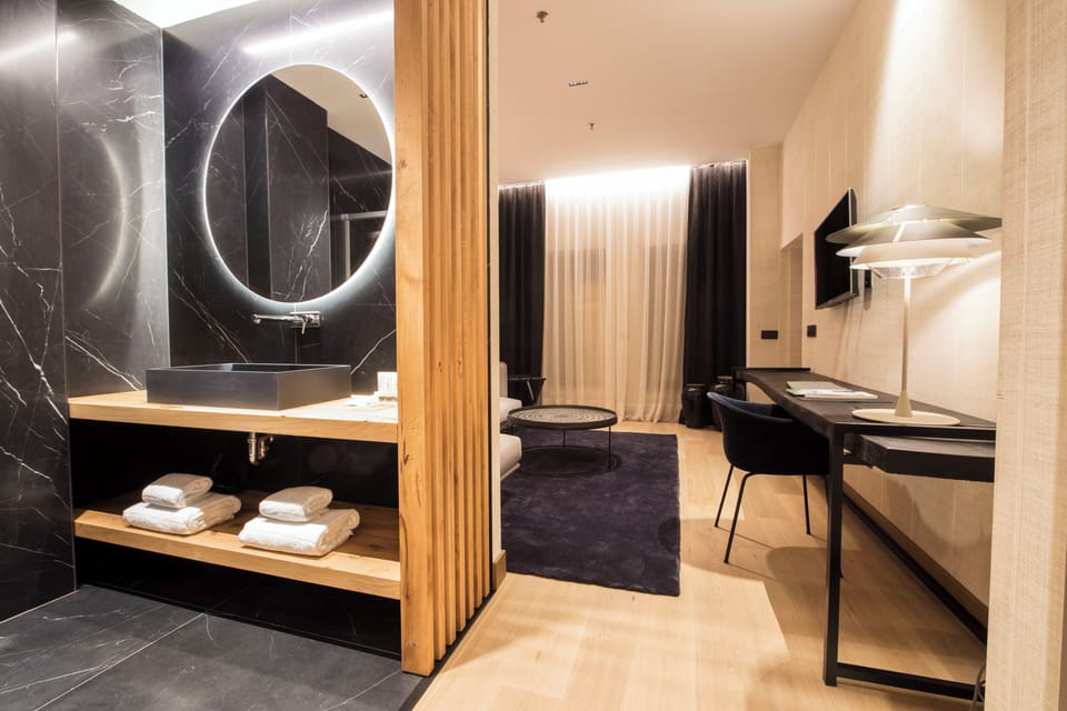 Suite (Suite del Coro) | Bathroom | Rainfall showerhead, free toiletries, hair dryer, bidet