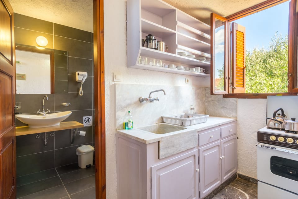 Grand Apartment, Sea View (For 4) | Private kitchenette | Fridge, cookware/dishes/utensils