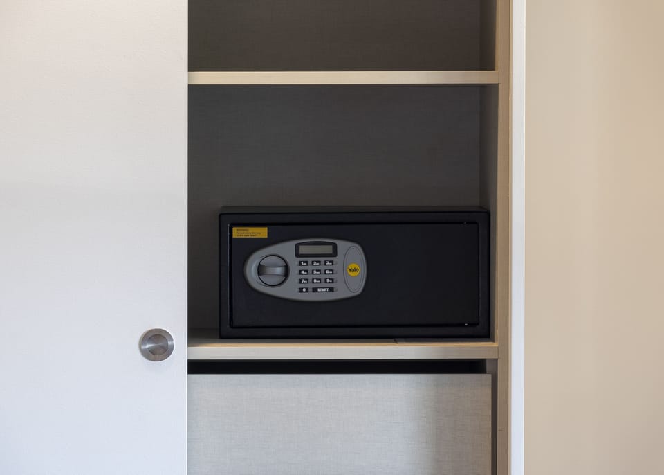 Junior Studio Suite, 1 Double Bed | Hypo-allergenic bedding, pillowtop beds, minibar, in-room safe