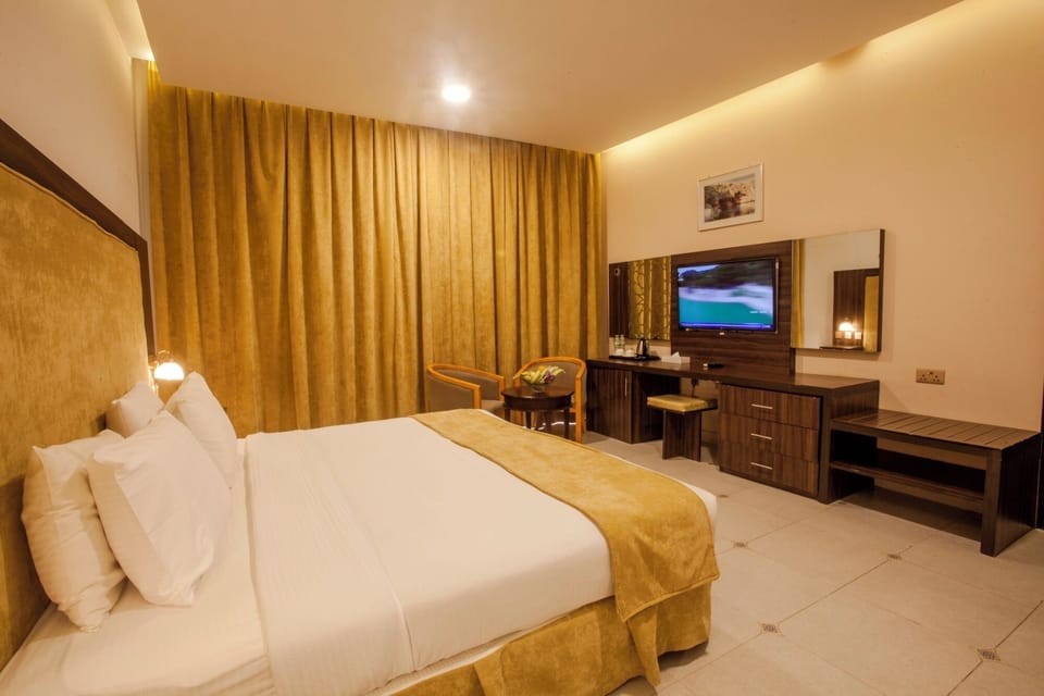 Chalet | In-room safe, laptop workspace, blackout drapes