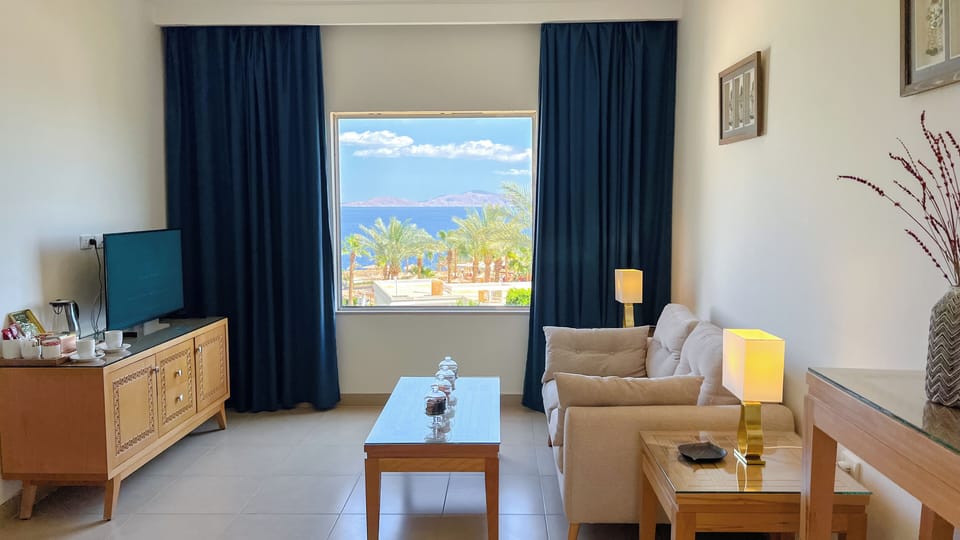 Junior Studio Suite, Sea View | Minibar, in-room safe, bed sheets