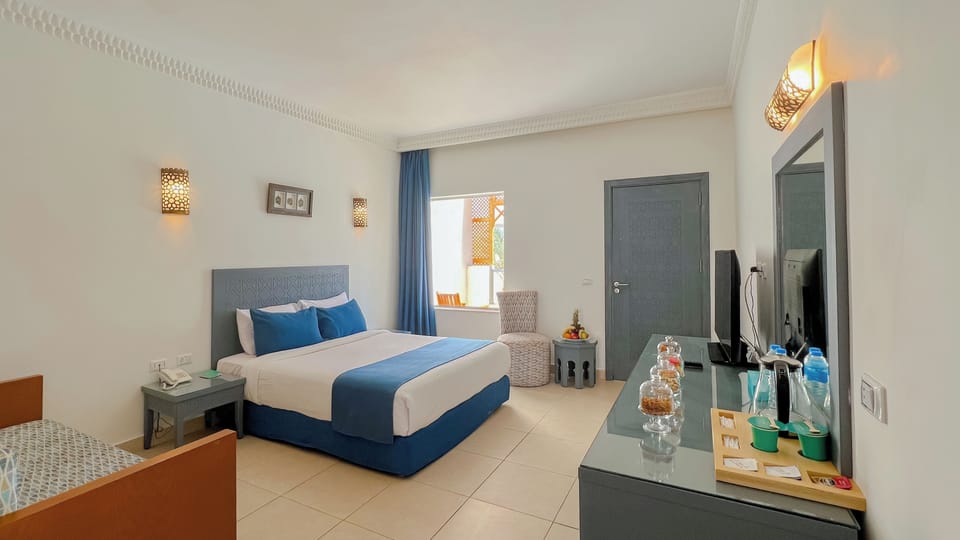 Minibar, in-room safe, bed sheets