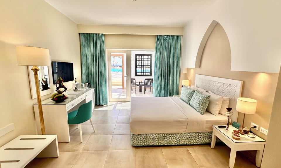 Superior Room, Pool View | Minibar, in-room safe, desk, free WiFi
