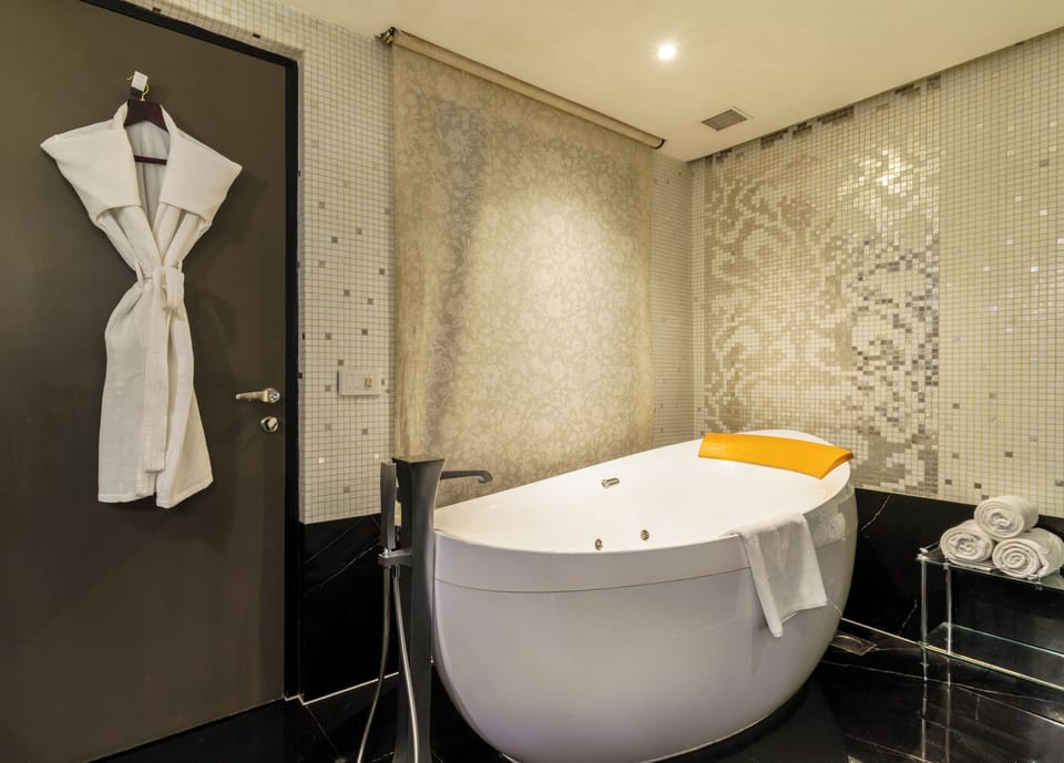 Combined shower/tub, deep soaking tub, free toiletries, hair dryer