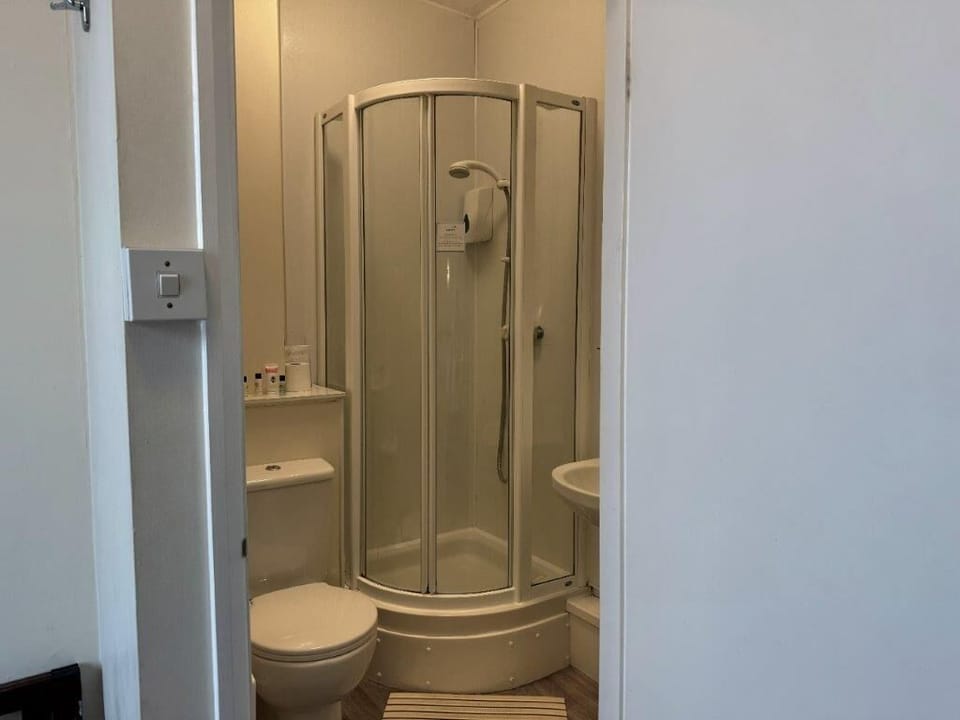 Combined shower/tub, free toiletries, hair dryer, towels