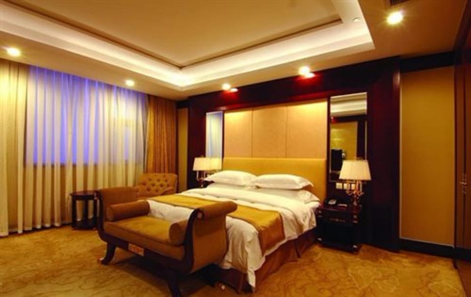 Superior Room | Minibar, in-room safe, desk, blackout drapes