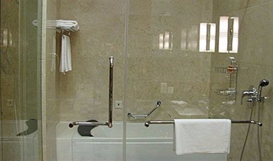 Superior Room | Bathroom | Combined shower/tub, rainfall showerhead, free toiletries, hair dryer