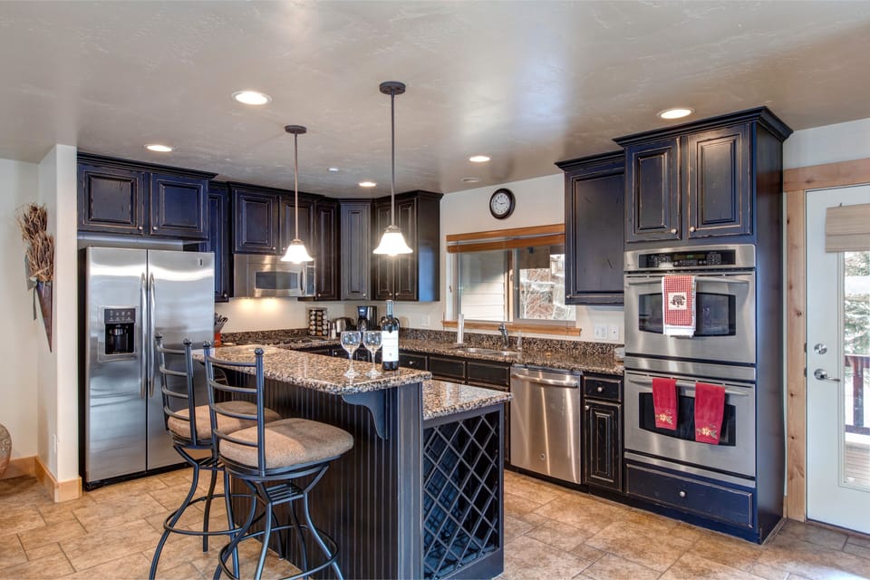 Condo, 5 Bedrooms | Private kitchen | Coffee/tea maker, fridge, microwave, oven