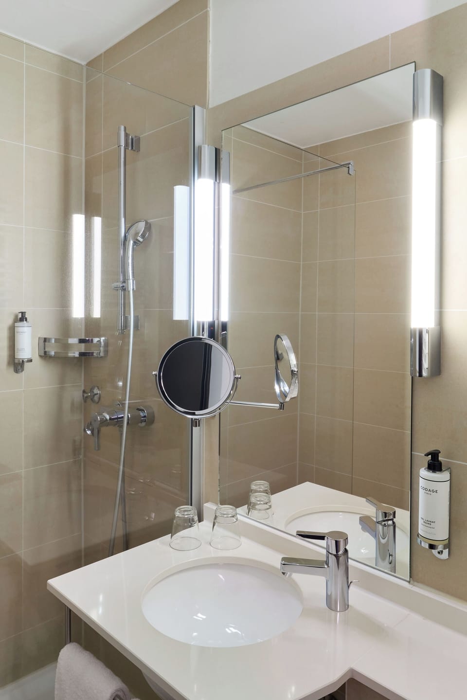 Superior Double Room | Bathroom | Free toiletries, hair dryer, towels