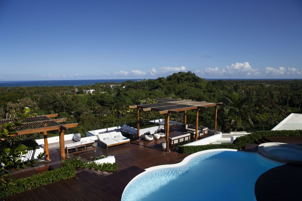 Deck & Pool Area