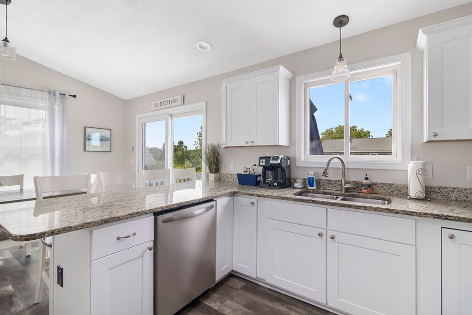 Granite Counter Tops in an Open Kitchen Design