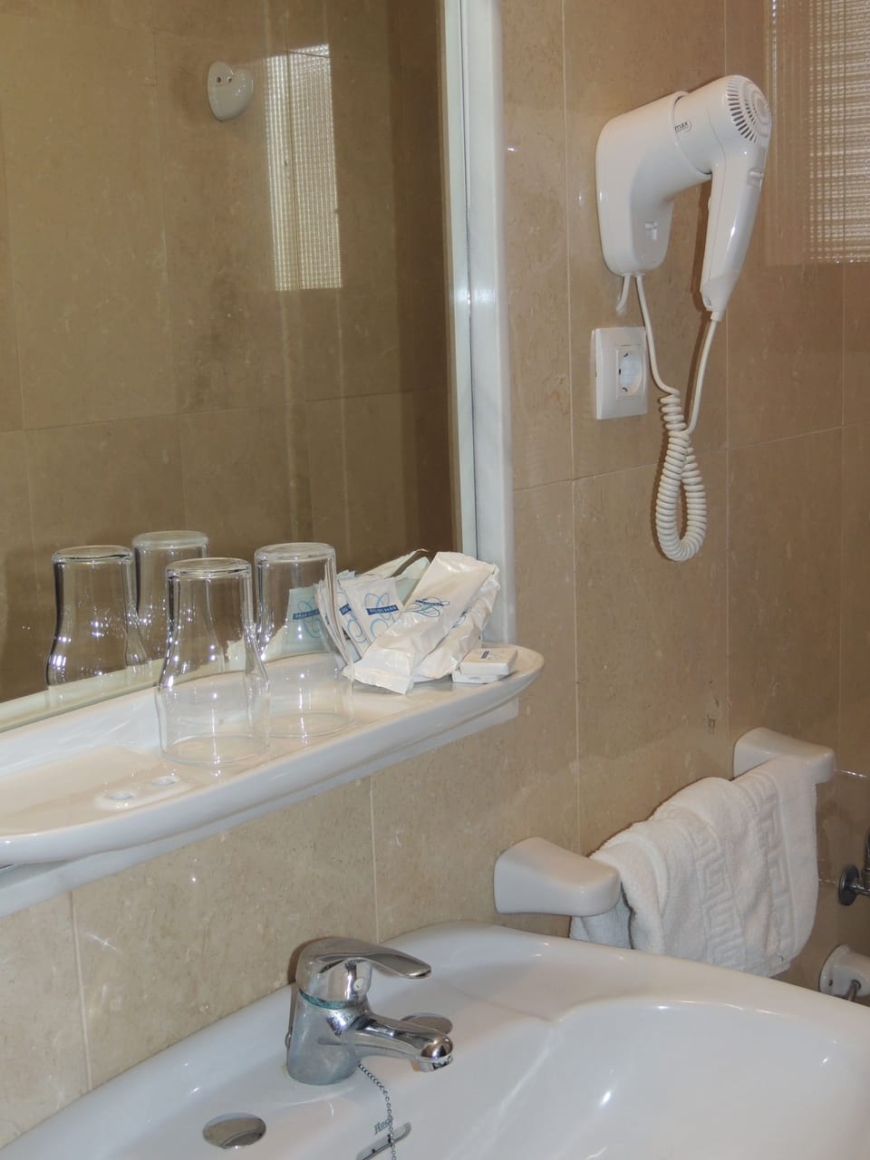 Standard Single Room, Private Bathroom | Bathroom | Free toiletries, hair dryer, bidet, towels