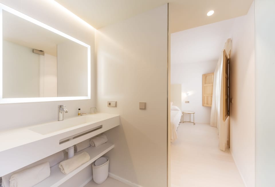 Deluxe Double Room, Terrace | Bathroom | Shower, rainfall showerhead, free toiletries, hair dryer