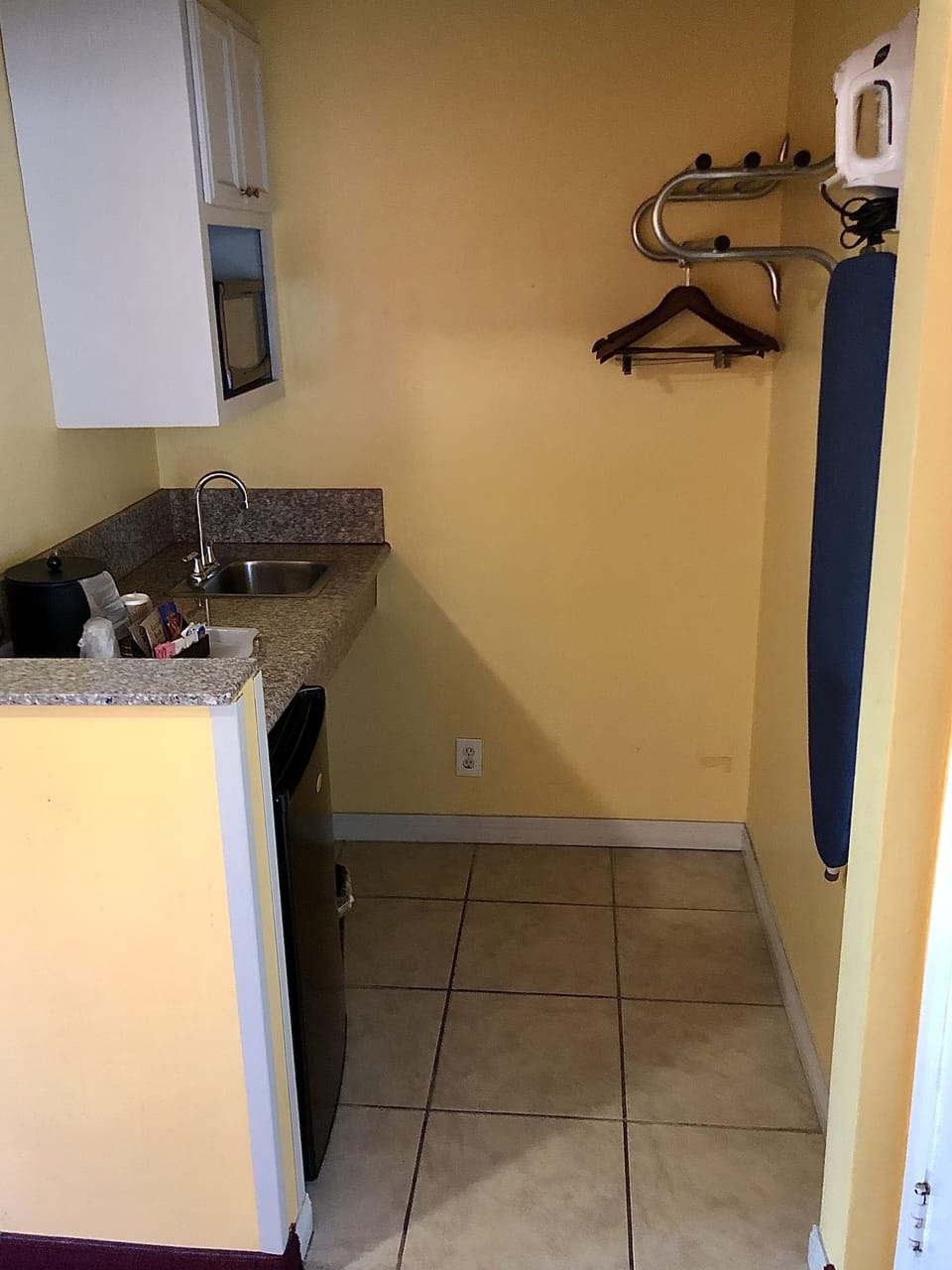 Standard Single Room | Private kitchenette | Microwave, coffee/tea maker, freezer