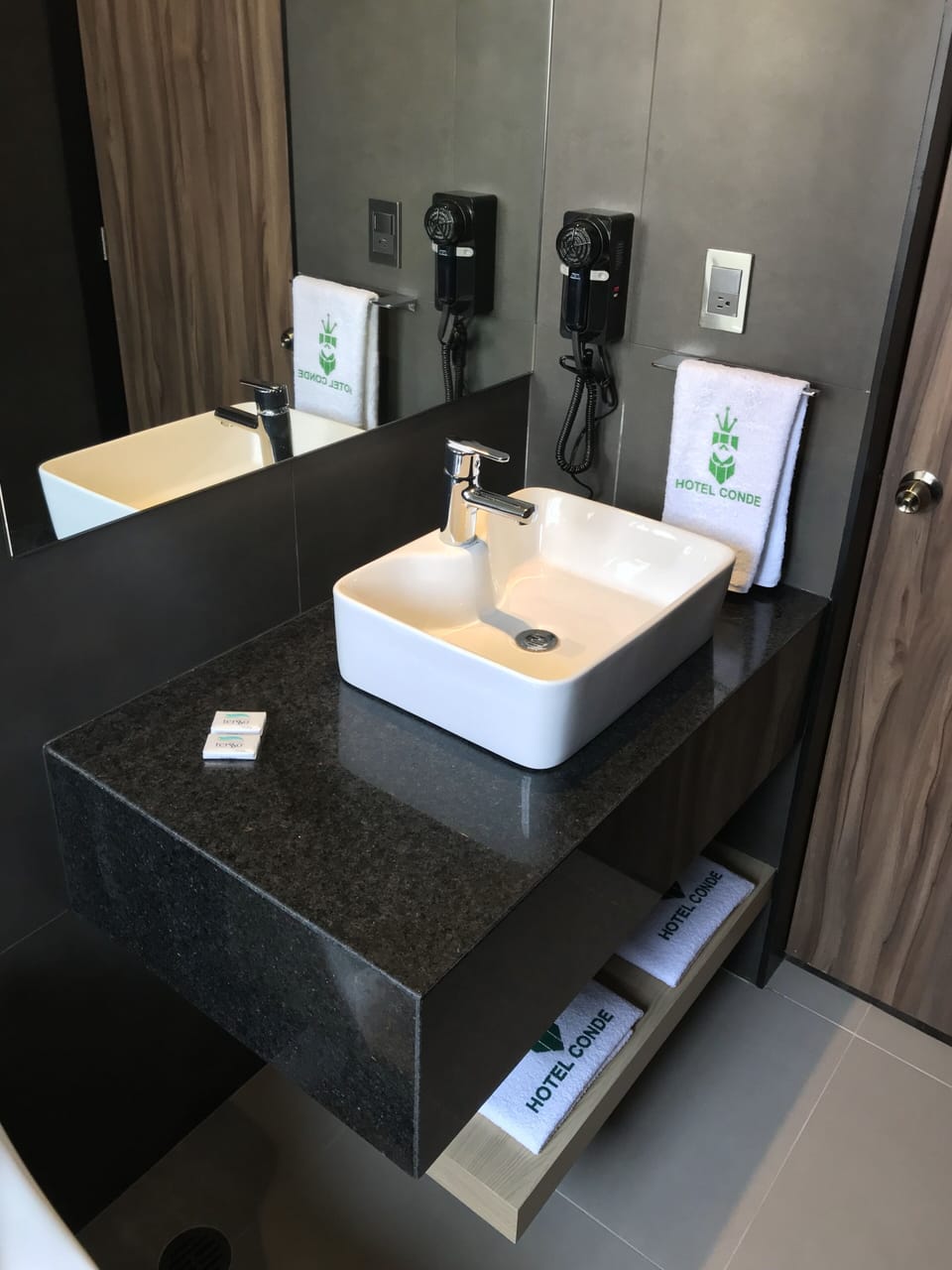 Bathroom sink