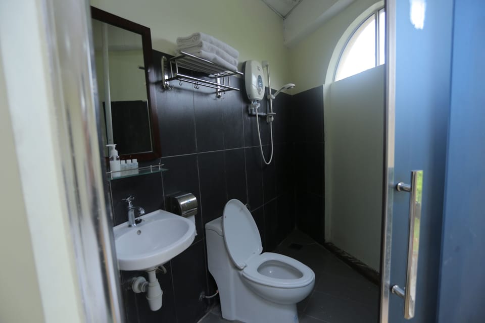 Budget Twin Room | Bathroom | Shower, hair dryer (on request), towels, soap