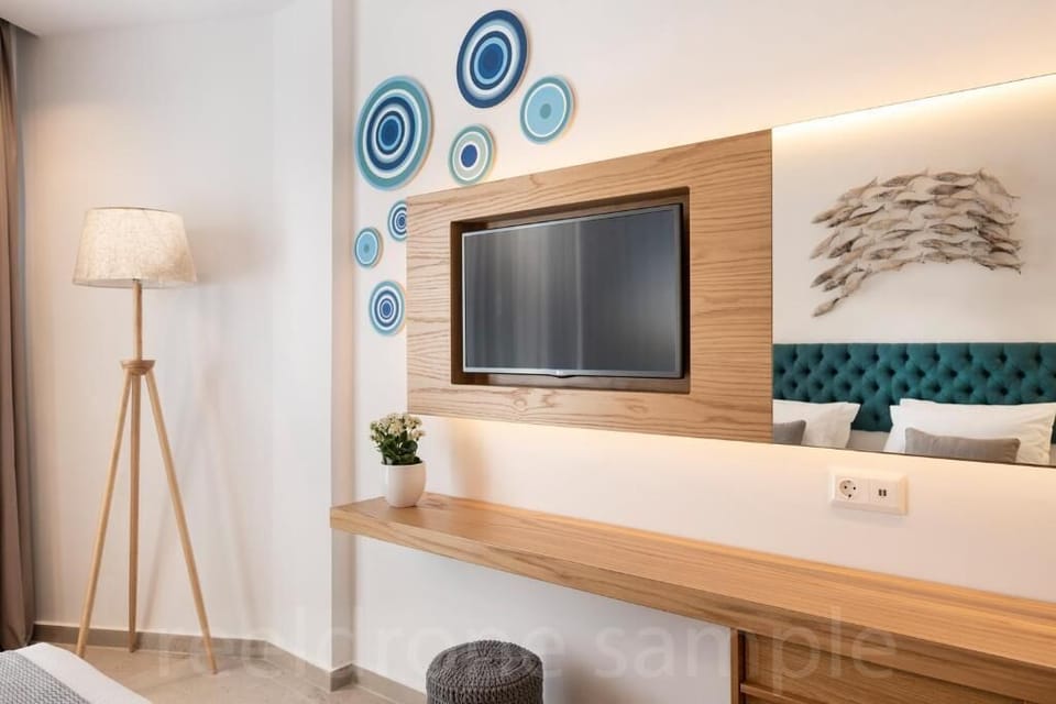 Minibar, in-room safe, desk, free WiFi