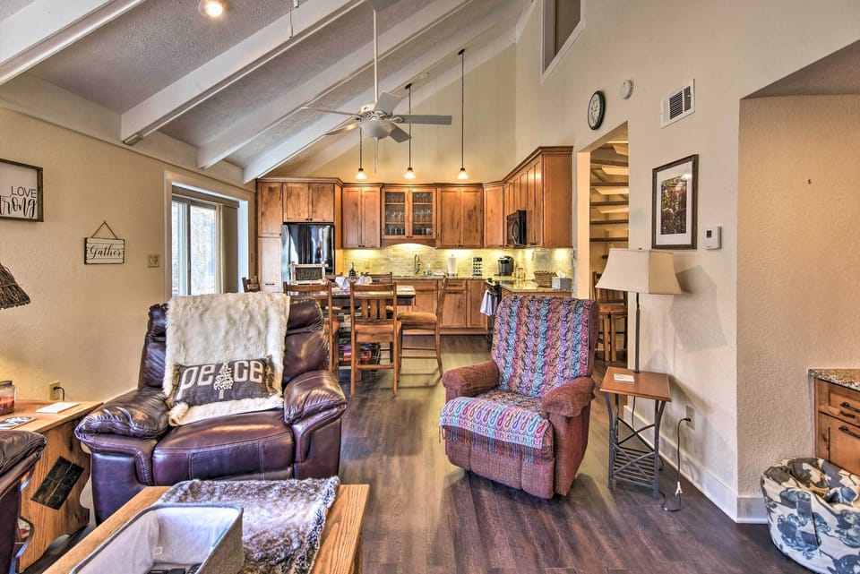 Living Room | Central A/C & Heating | Free WiFi