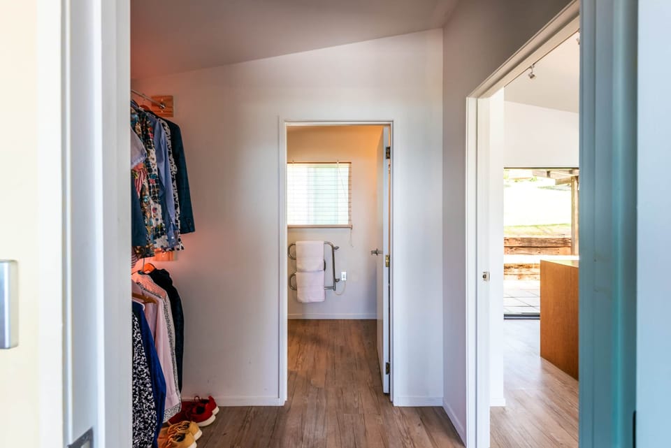 wardrobe/ bathroom 
