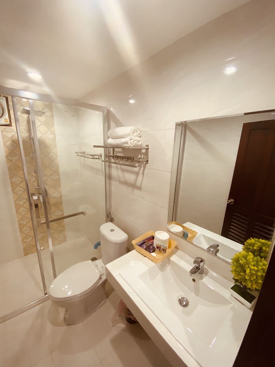 Deluxe Twin Room With Balcony | Bathroom | Shower, hair dryer, bidet, towels
