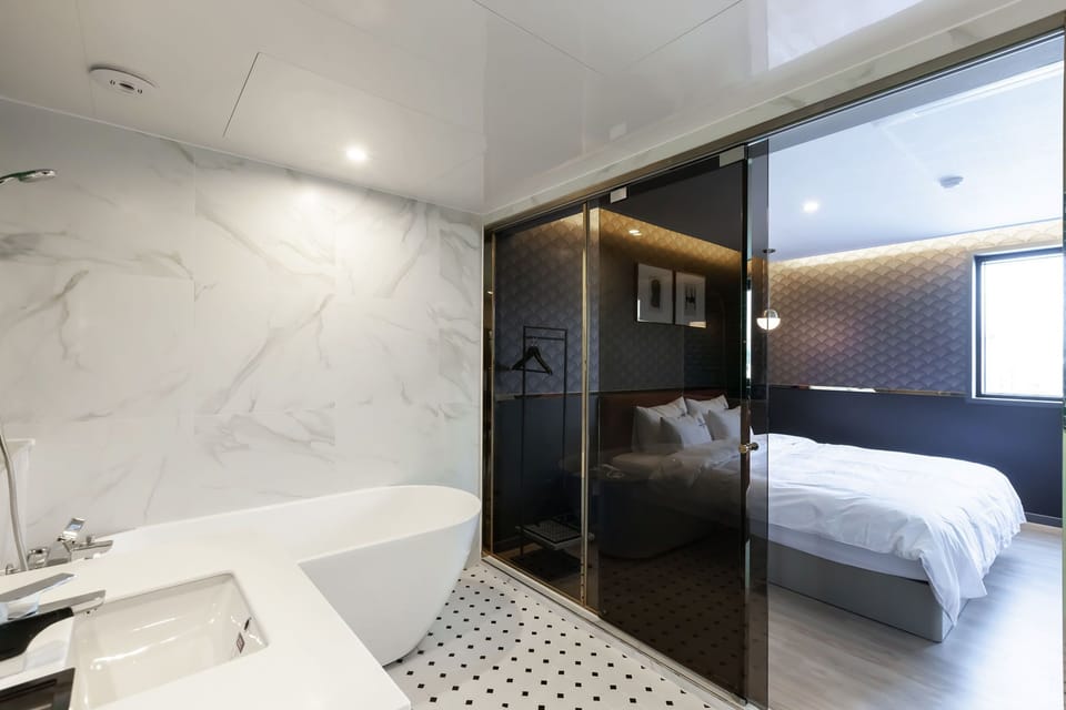 Deluxe Double Room | Bathroom | Combined shower/tub, free toiletries, hair dryer, bathrobes