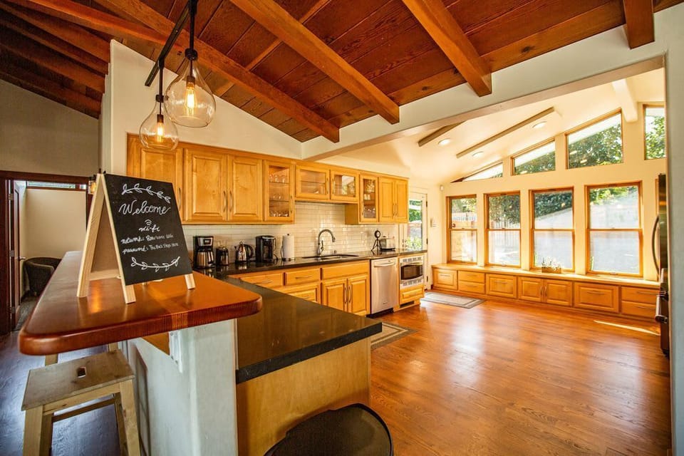 Plenty of Plate, cups and glasses are available to use. We also have plastic wine glasses which can be used outside by the pool. All glassware should stay inside the house. Cleanup is easy with the dishwasher and large sink