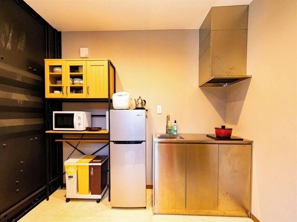 Full-size fridge, microwave, stovetop, electric kettle