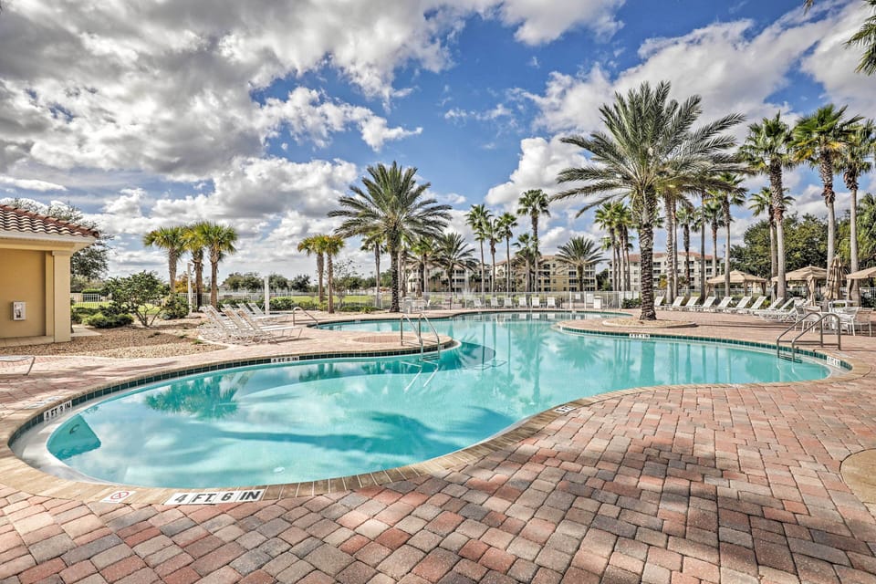 Community Amenities | Outdoor Pools & Hot Tub