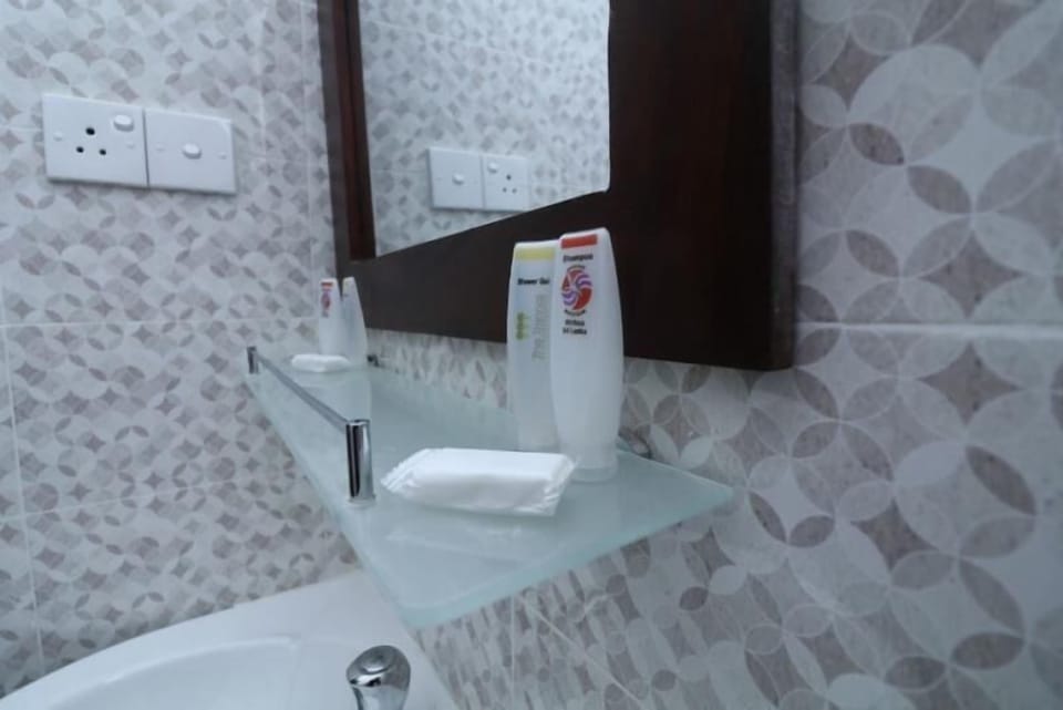 Shower, rainfall showerhead, towels, shampoo