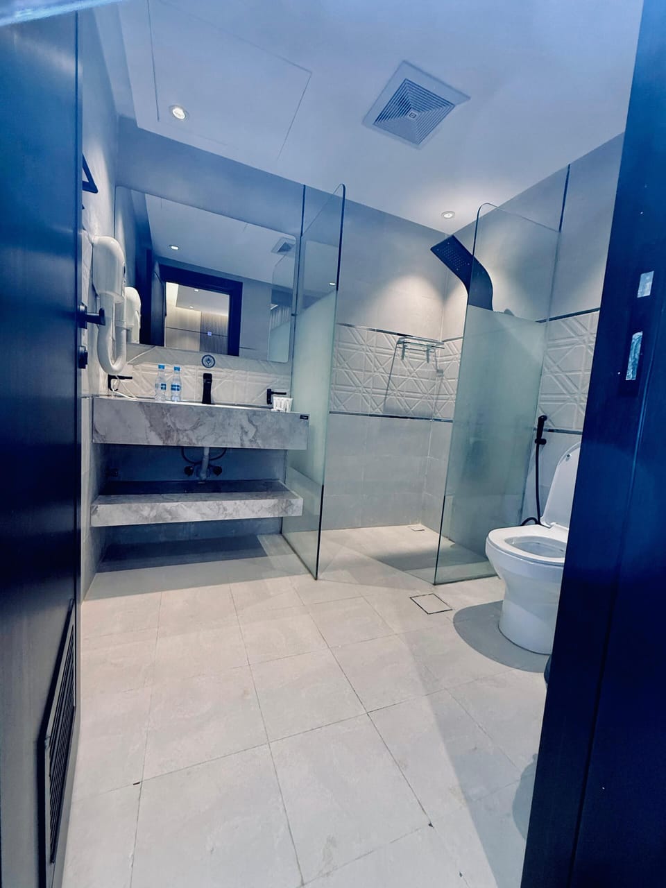 Superior Studio | Bathroom | Free toiletries, hair dryer, slippers, bidet