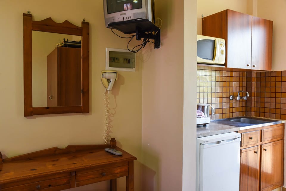 Basic Studio | Private kitchenette | Fridge, microwave, stovetop, electric kettle