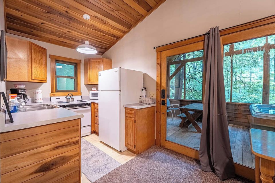 Full size kitchen. Pots, pans, dishes, glasses, mugs, utensils included.