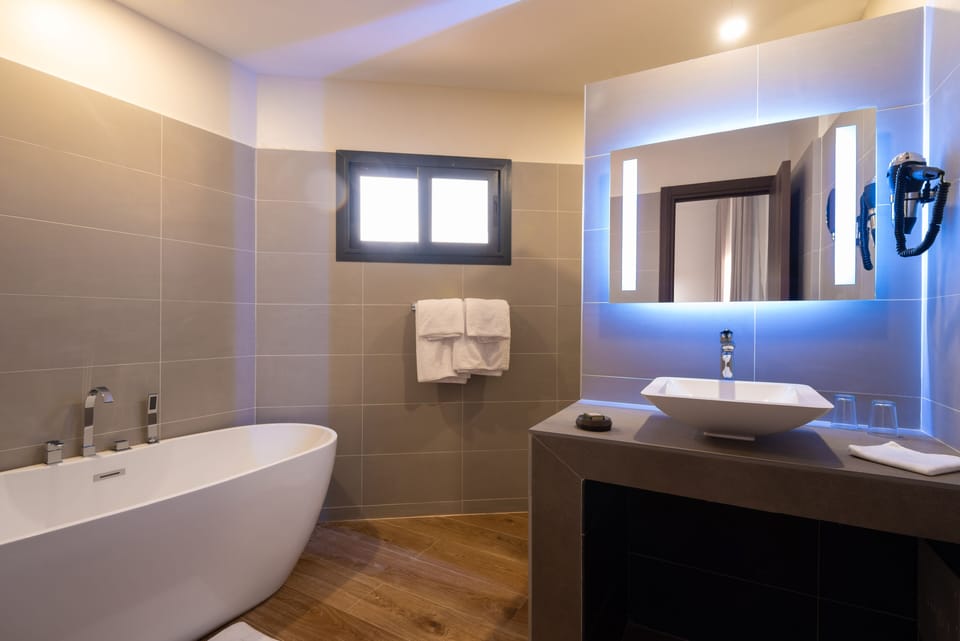Deluxe Suite | Minibar, in-room safe, desk, blackout drapes