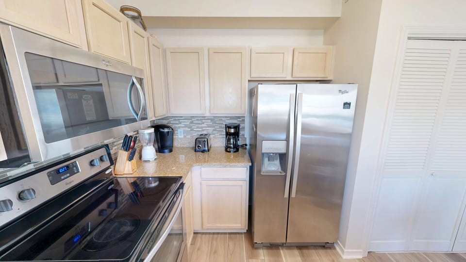 Condo, 3 Bedrooms | Private kitchen | Coffee/tea maker, fridge, microwave, oven